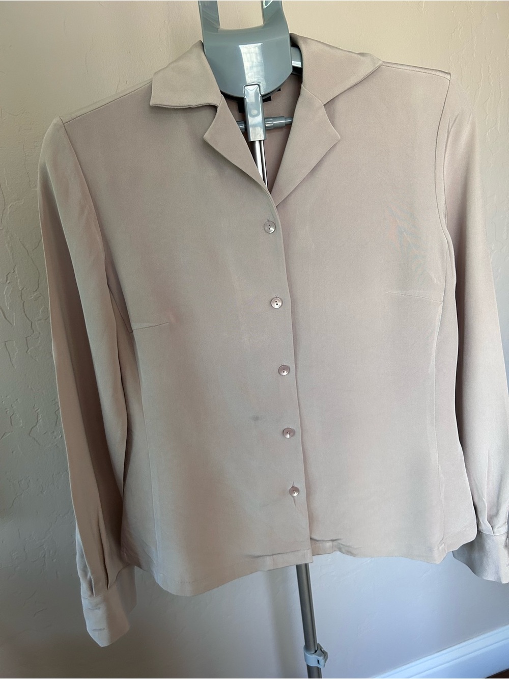 Classiques Entier Soft Taupe Button-Front Blouse